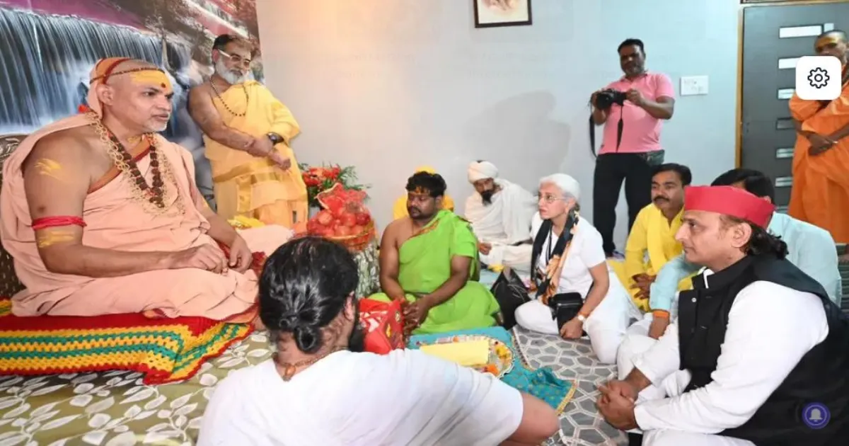 अखिलेश यादव ने अविमुक्तेश्वरानंद सरस्वती से लिया आशीर्वाद, बोले– फर्जी संतों का होगा अंत