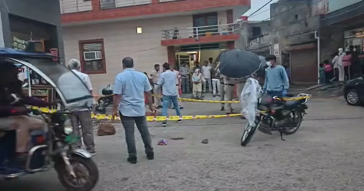 दिल्ली में गोलीबारी: बेटे की मौत, पिता गंभीर रूप से घायल; संदिग्ध गैंग वार की आशंका