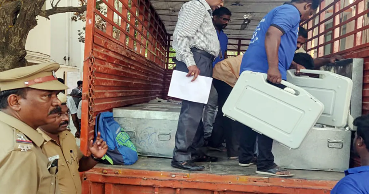 तमिलनाडु चुनाव से पहले रानीपेट और इरोड में कड़ी सुरक्षा के बीच EVM रवाना