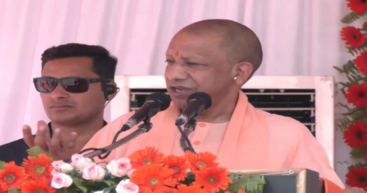 लखनऊ ने नई विकास ऊंचाइयों को छुआ: उत्तर प्रदेश मुख्यमंत्री योगी आदित्यनाथ ने 250 पर्यावरण मित्र नगरपालिका वाहनों को हरी झंडी दिखाकर शुभारंभ किया