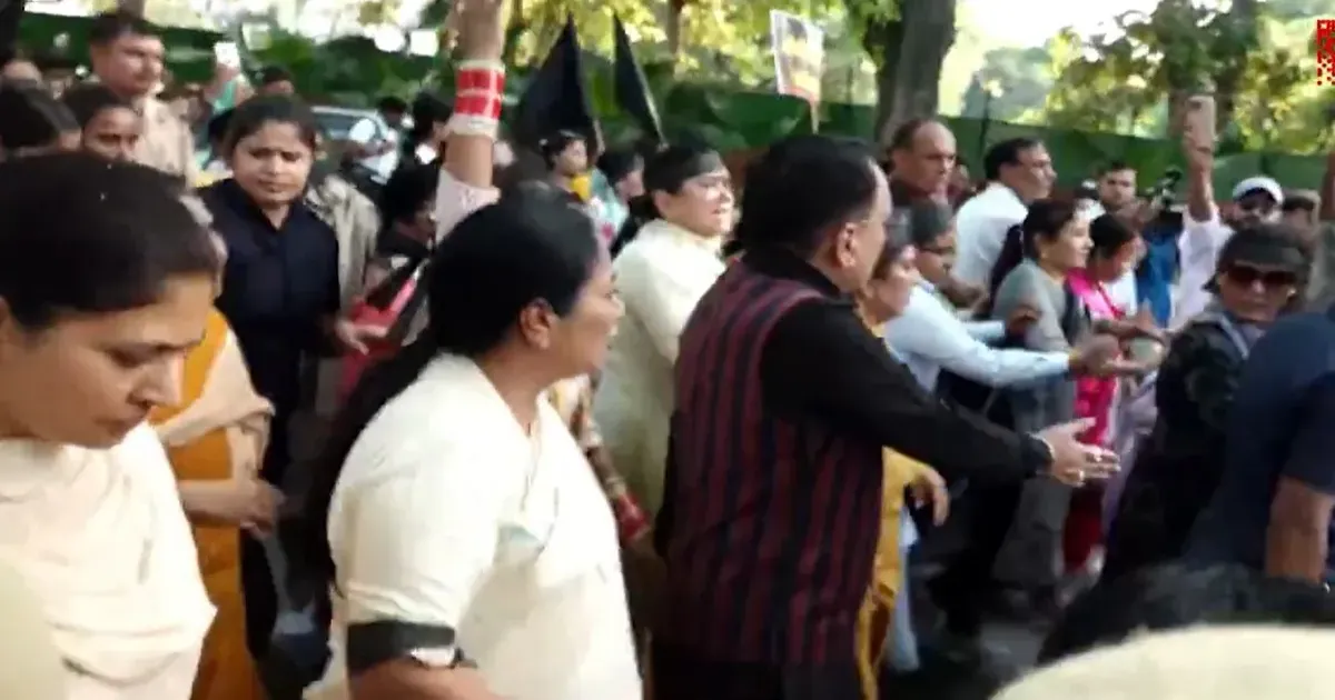 महिला आरक्षण बिल विफल होने पर भाजपा का विरोध प्रदर्शन, कांग्रेस पर महिलाओं को सिर्फ वोट बैंक मानने का आरोप