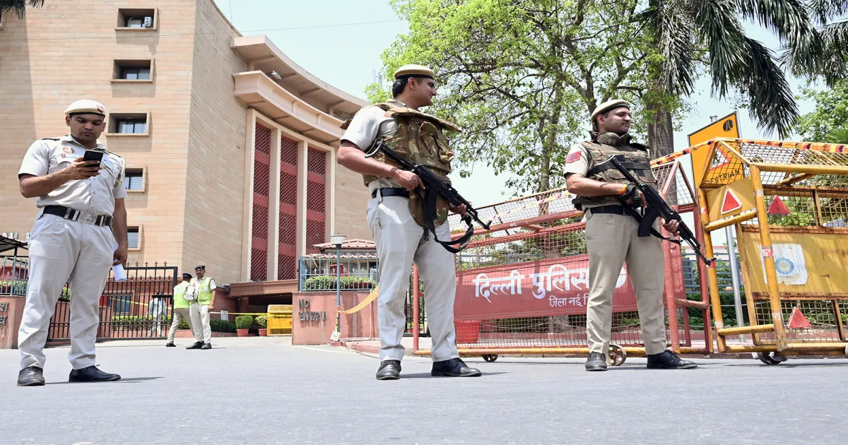 प्रधानमंत्री नरेंद्र मोदी के संयम के आह्वान के बाद दिल्ली पुलिस ने ईंधन बचत अभियान शुरू किया