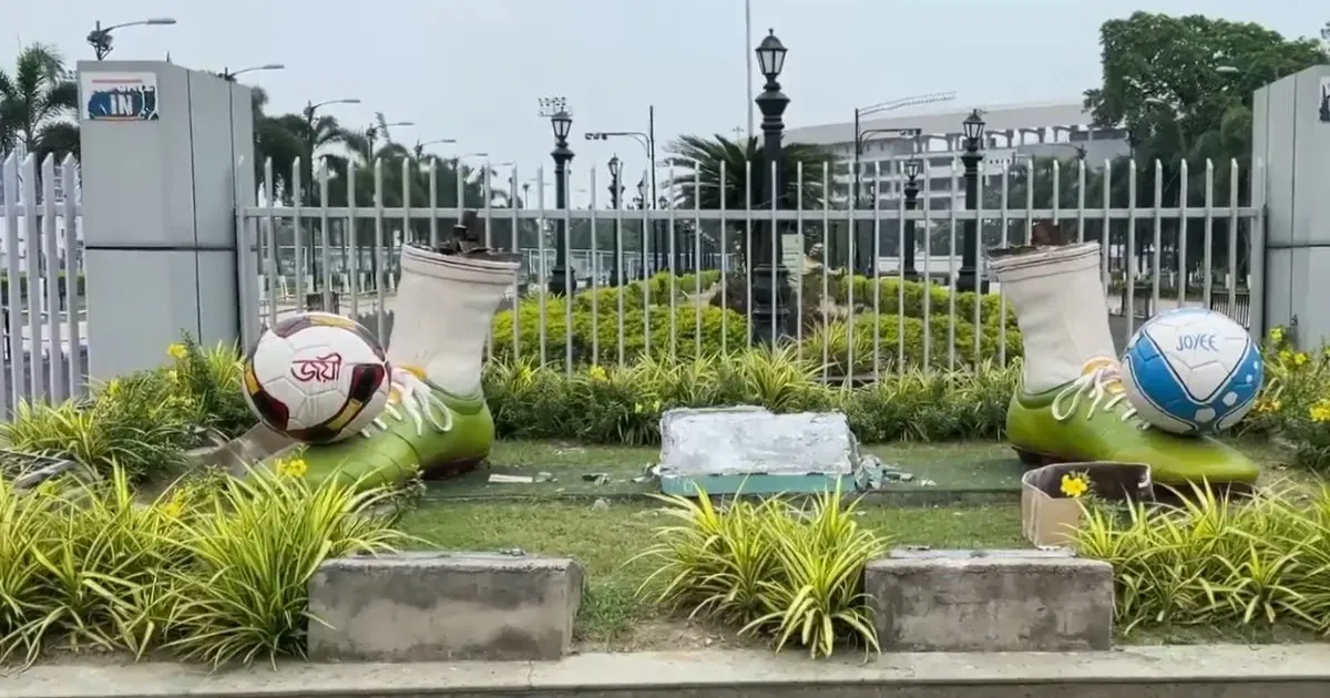 कोलकाता के साल्ट लेक स्टेडियम से हटाई गई ममता बनर्जी की परिकल्पित फुटबॉल मूर्ति