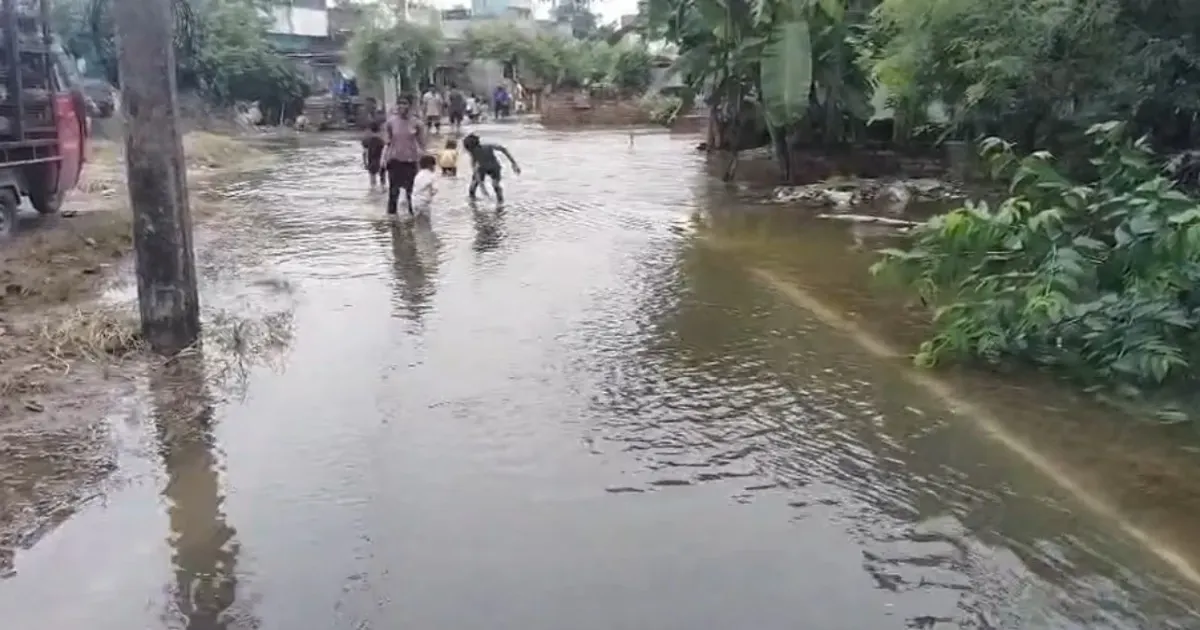 हाजीपुर में गंडक नदी का 25 फीट रिंग बांध टूटा, सैकड़ों घरों में घुसा बाढ़ का पानी