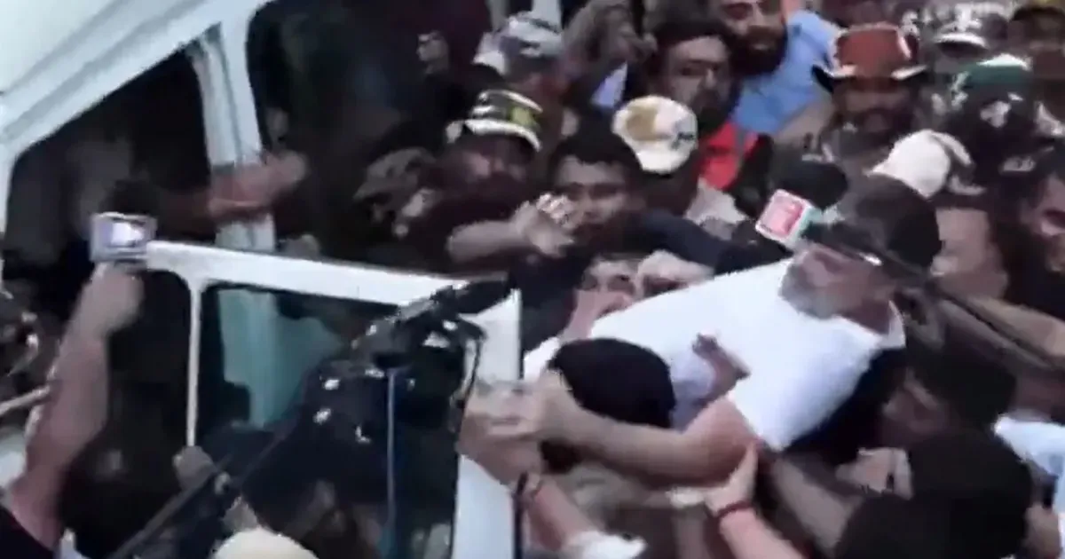 जंतर-मंतर जा रहे राहुल गांधी, प्रियंका गांधी समेत कई विपक्षी सांसद हिरासत में