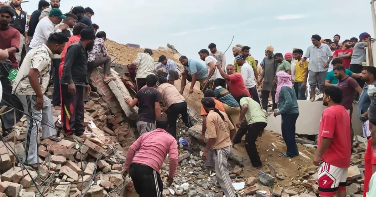 बरनाला में मरम्मत के दौरान गिरा मकान, तीन मजदूर दबकर मौत के मुंह में