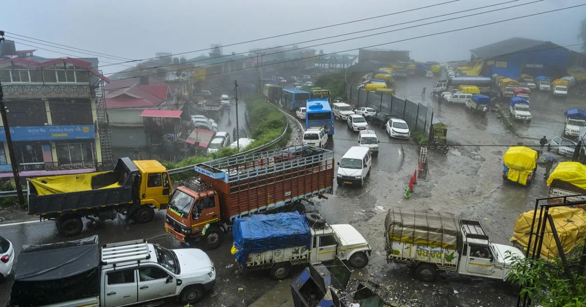 हिमाचल प्रदेश में भारी बारिश का अलर्ट, 360 सड़कें बंद