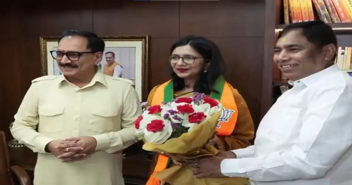 स्वाति मालीवाल ने थामा बीजेपी का दामन, बोलीं—प्रेरित होकर फैसला लिया