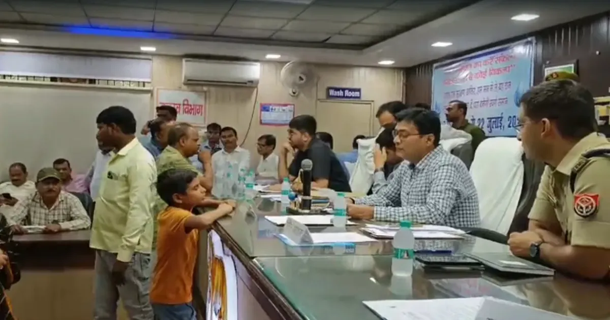 डीएम के सामने 13 साल के बच्चे ने रखी अपनी शिकायत, आत्मविश्वास देखकर अधिकारी भी रह गए हैरान