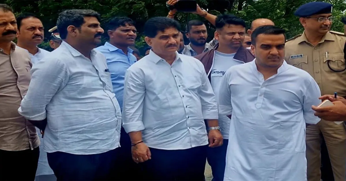 गुजरात के उमरगाम में बाढ़ प्रभावित क्षेत्रों का उपमुख्यमंत्री हर्ष संघवी ने किया दौरा, अधिकारियों को तत्काल राहत पहुंचाने के निर्देश