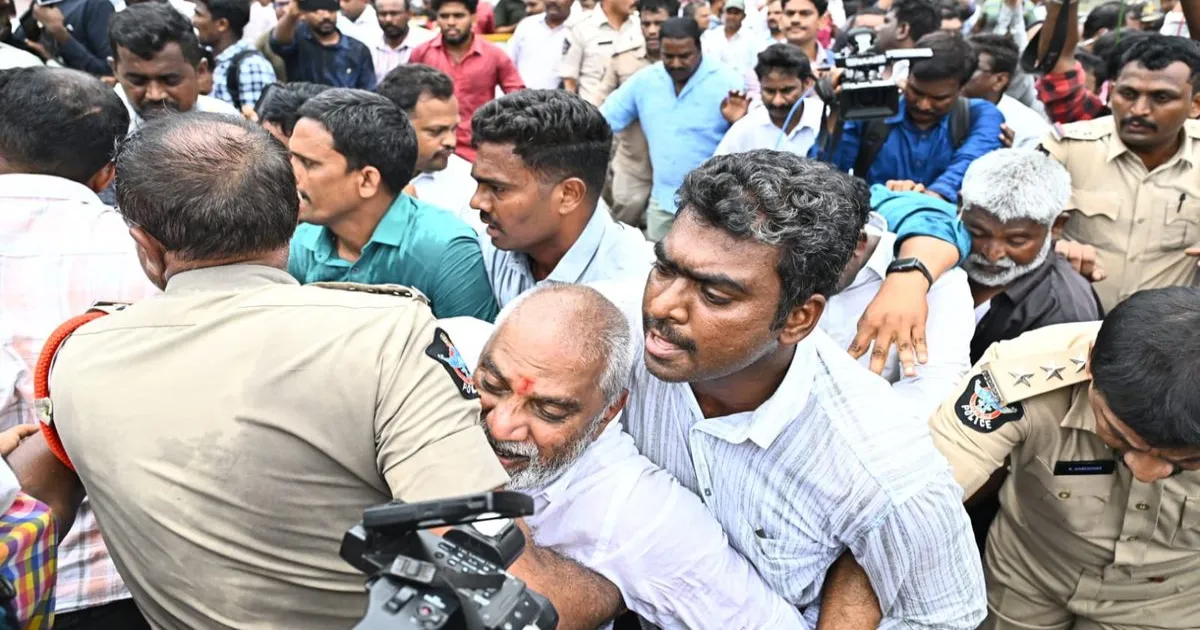 डीएससी भर्ती विवाद पर वाईएसआरसीपी का प्रदर्शन, विजयवाड़ा में झड़प; पूर्व विधायक हिरासत में