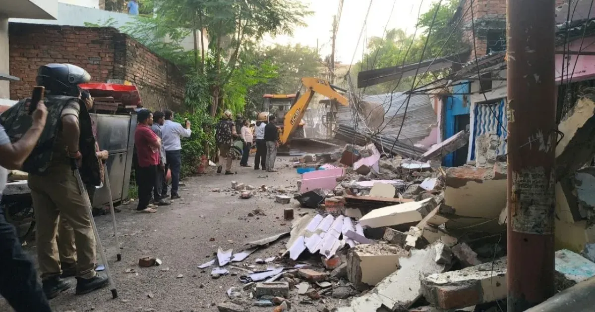 लखनऊ में अवैध वकील चैंबरों पर चला बुलडोजर, हाईकोर्ट के आदेश के बाद भारी पुलिस बल तैनात
