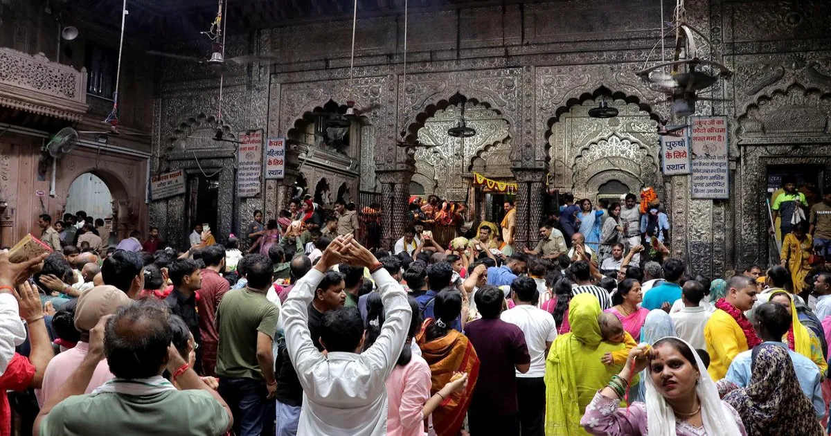 मथुरा के बांके बिहारी मंदिर में वीआईपी पास पर रोक, पारदर्शिता और ऑडिट की पहल