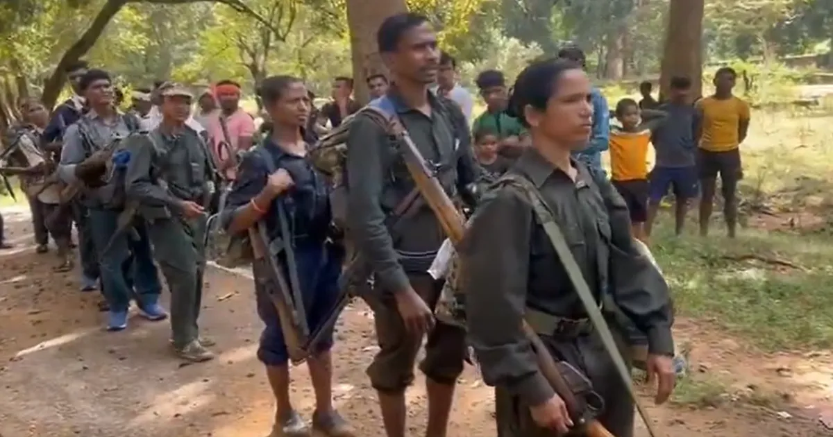 छत्तीसगढ़ के कांकेर में 21 नक्सलियों ने किया आत्मसमर्पण, 18 हथियार पुलिस को सौंपे