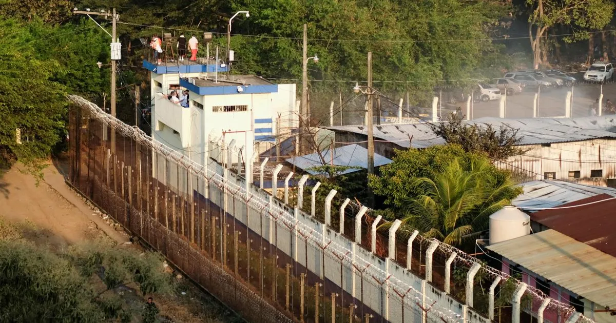 ग्वाटेमाला की तीन जेलों में कैदियों ने दर्जनों सुरक्षाकर्मियों को बंधक बनाया