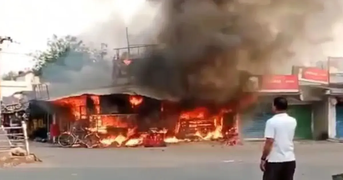 ओडिशा के अंगुल बाजार में LPG सिलेंडर विस्फोट से भीषण आग, 10 से अधिक दुकानें जलकर खाक