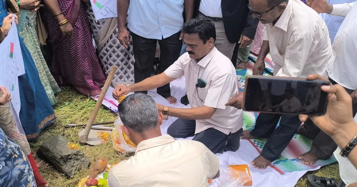 ट्रांजिट कैंप के निवासियों ने रक्षाबंधन पर पुनर्वास भूमि पर प्रतीकात्मक कब्जा किया