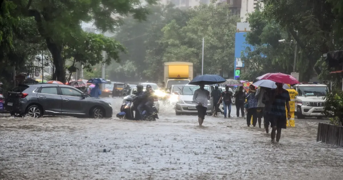 मुंबई में मूसलाधार बारिश का कहर: बीएमसी का रेड नाउकास्ट अलर्ट, स्कूल-कॉलेज बंद, रेल और उड़ान सेवाएं प्रभावित