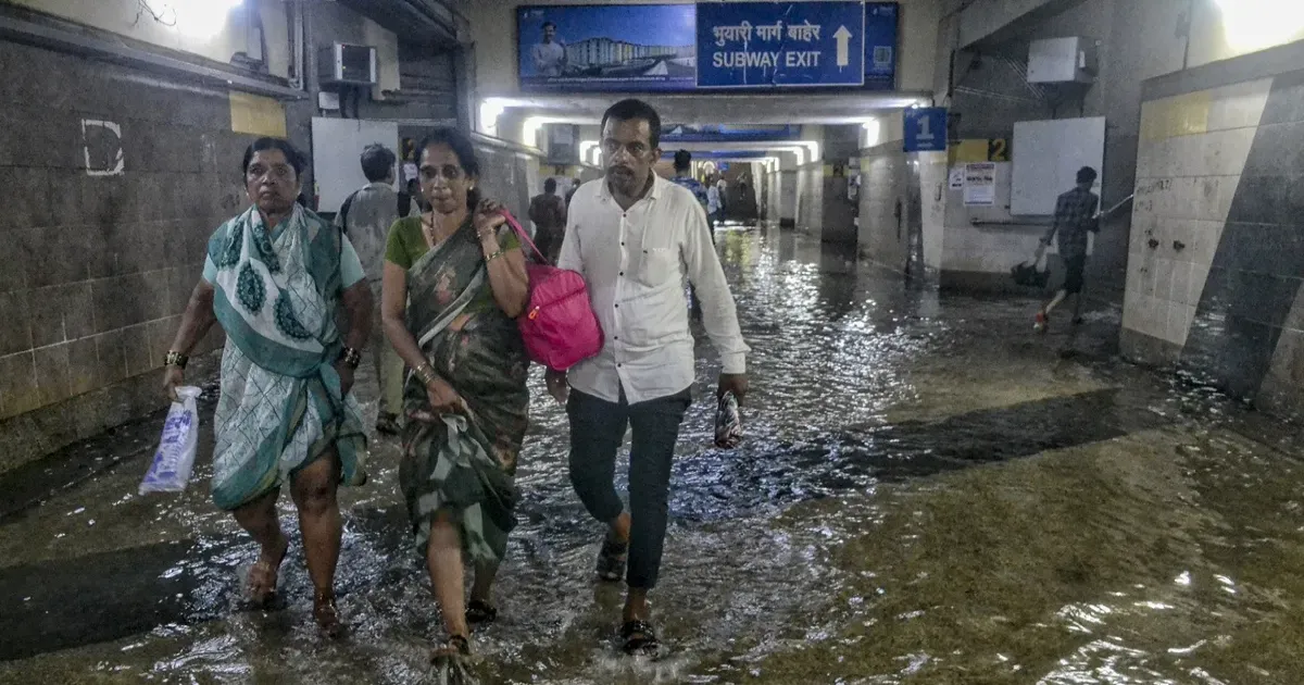 मुंबई में मूसलाधार बारिश का कहर: स्कूल-कॉलेज बंद, त्र्यंबकेश्वर मंदिर में दर्शन स्थगित, रेल सेवाएं प्रभावित