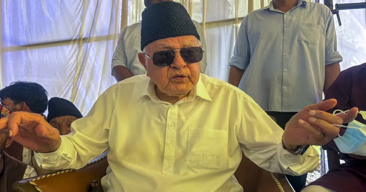 फारूक अब्दुल्ला के कश्मीर संबंधी बयान पर बीजेपी भड़की, कहा- पूरे देश से मांगें माफी