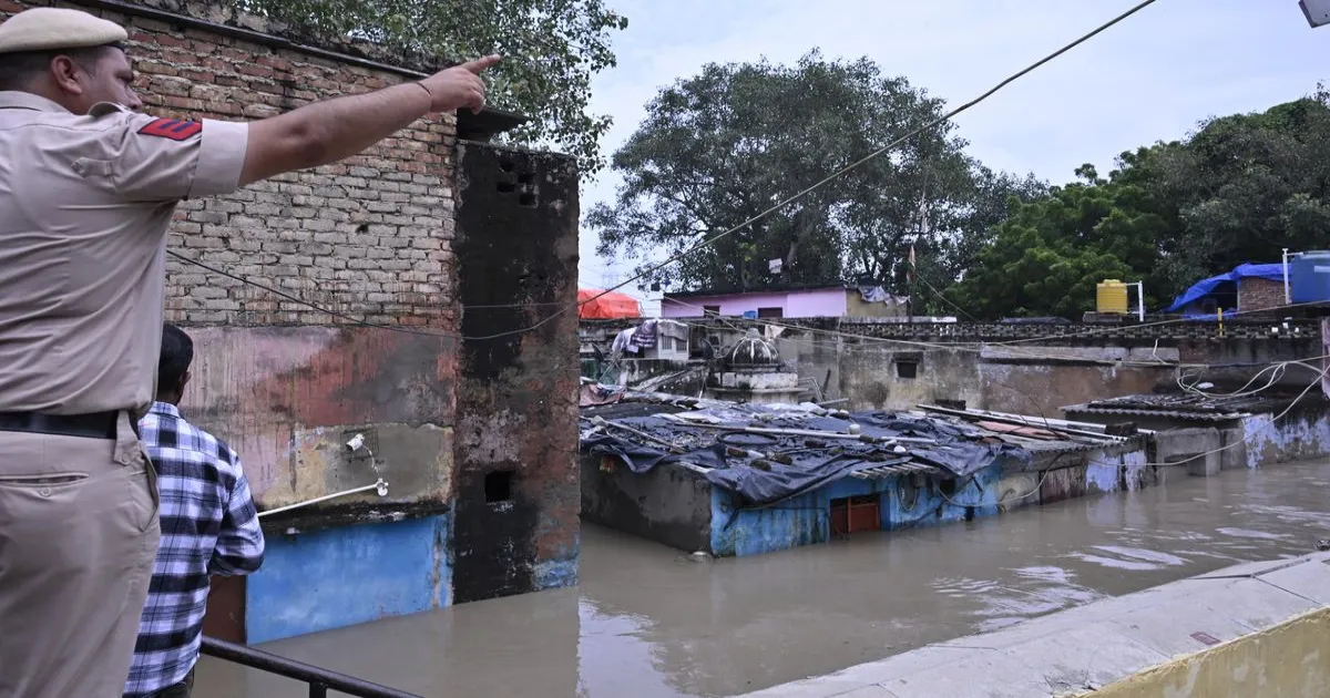 यमुना का जलस्तर 207 मीटर पार, निगमबोध घाट बंद; गीता कॉलोनी श्मशान भी डूबा