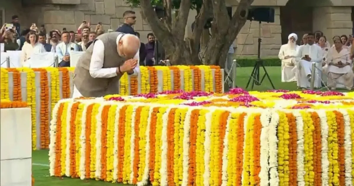 प्रधानमंत्री मोदी ने गांधी और शास्त्री जी की जयंती पर दी श्रद्धांजलि