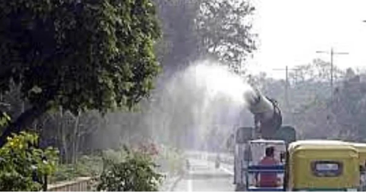 दिल्ली में धूल प्रदूषण कम करने के लिए 1000 स्ट्रीटलाइट्स पर लगाए जाएंगे स्प्रे सिस्टम