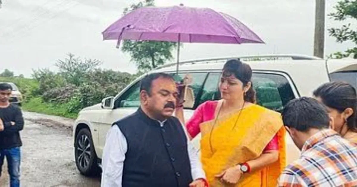 नासिक ज्योतिषी विवाद: महाराष्ट्र महिला आयोग की अध्यक्ष रुपाली चाकंकर को मुख्यमंत्री ने दिया इस्तीफा देने का आदेश