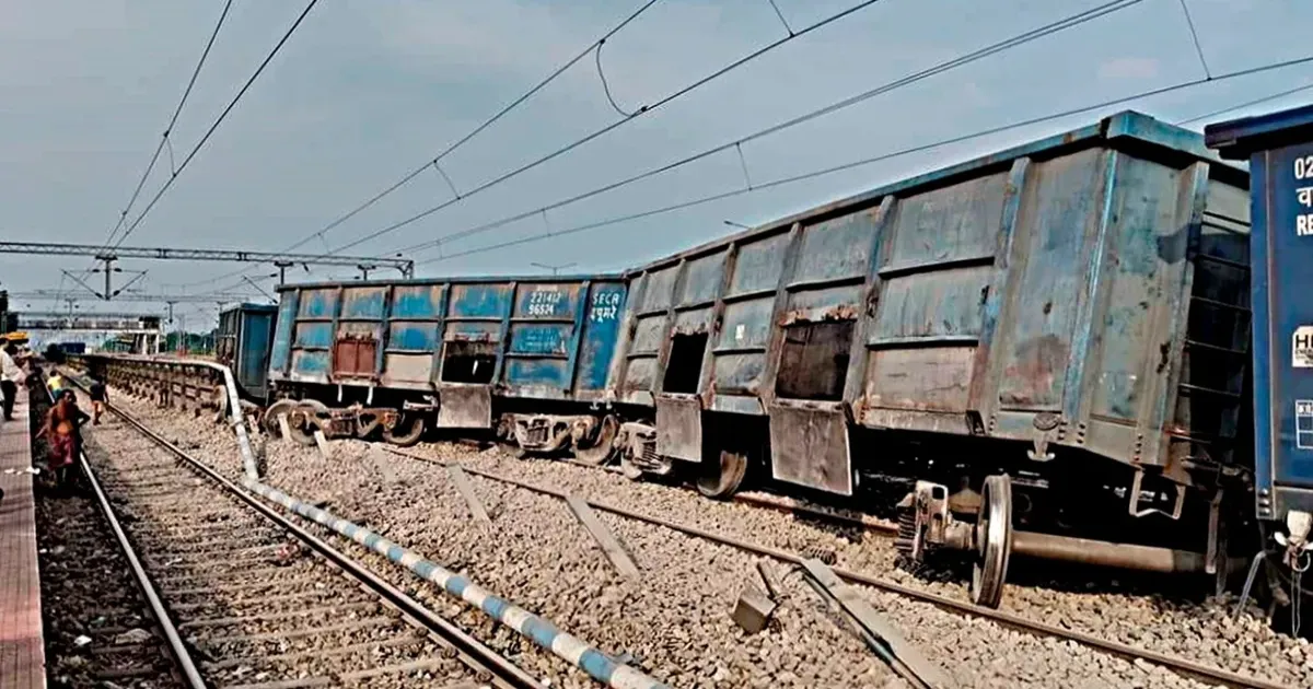 झारखंड के पलामू में कोयला लदी मालगाड़ी के 15 डिब्बे पटरी से उतरे, कई ट्रेनें रद्द और मार्ग परिवर्तित