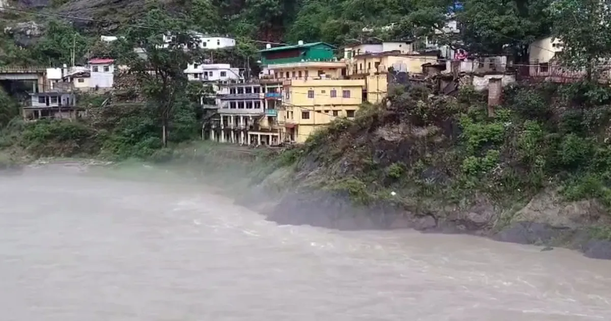उत्तराखंड में बारिश का कहर, भूस्खलन से बद्रीनाथ हाईवे और केदारनाथ यात्रा मार्ग बाधित