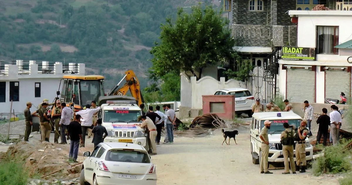 जम्मू-कश्मीर के भद्रवाह में गोली लगने से नागरिक की मौत, चिनाब घाटी के कई इलाकों में इंटरनेट सेवा निलंबित