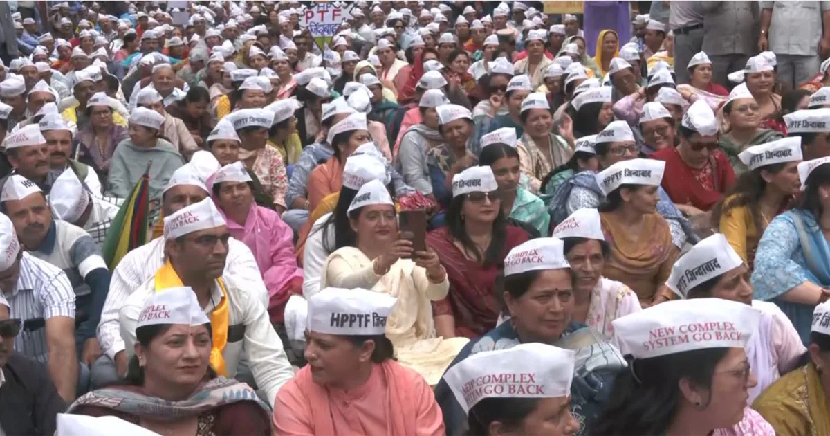 स्कूल कॉम्प्लेक्स सिस्टम के विरोध में शिमला में हजारों शिक्षकों का अनिश्चितकालीन भूख हड़ताल शुरू