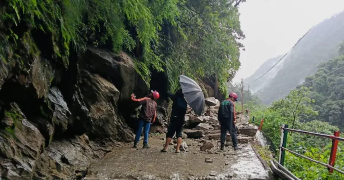 केदारनाथ में भूस्खलन के बीच बोल्डर की चपेट में आने से 65 वर्षीय व्यक्ति की मौत