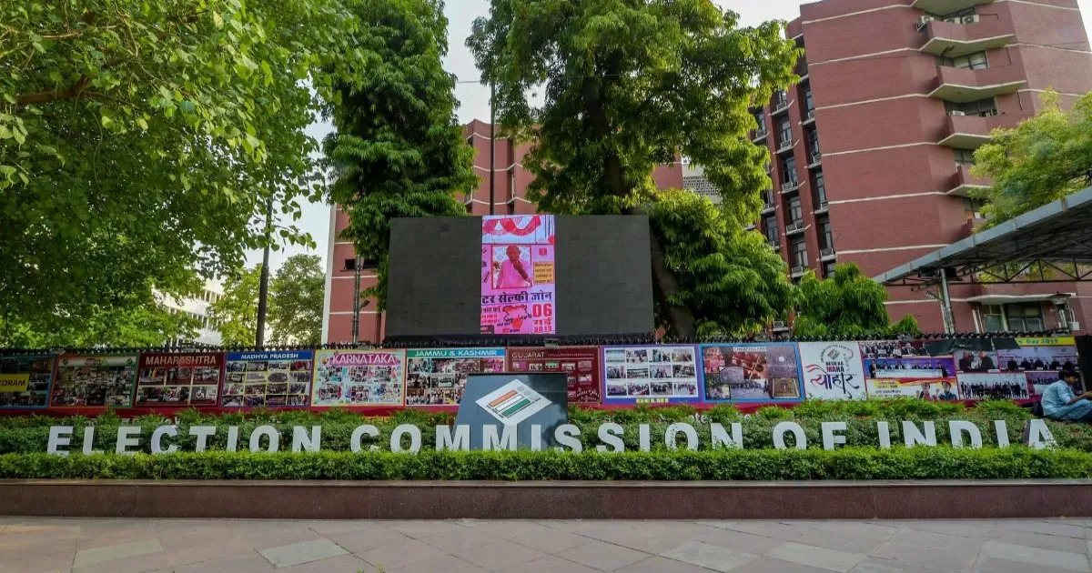 124 पूर्व अधिकारियों ने किया चुनाव आयोग का समर्थन, मतदाता सूची सुधार के लिए SIR को बताया जरूरी