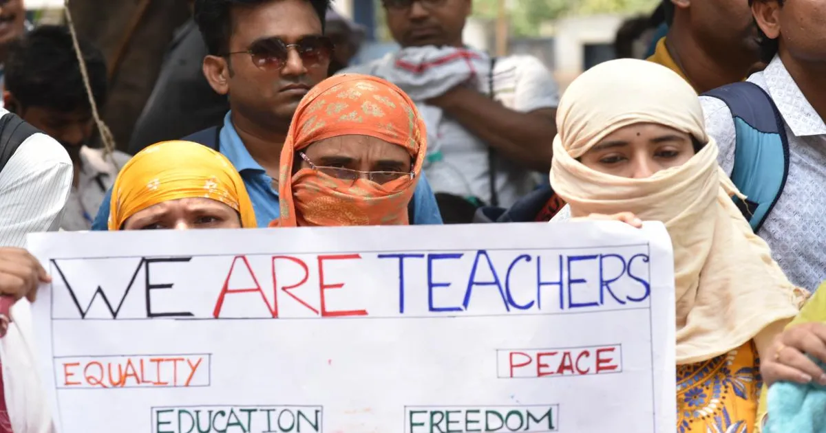 calcutta-hc-sets-aside-32000-teachers-termination-order