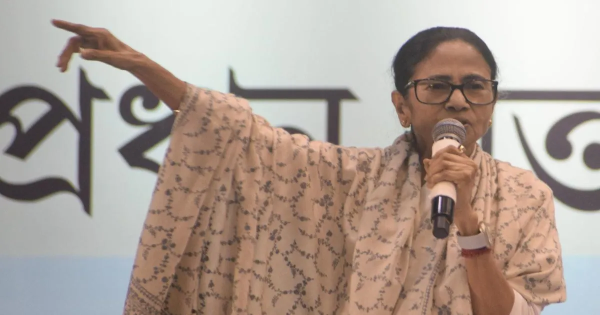 ममता बनर्जी का ईसीआई पर हमला: विपक्ष को कुचलने और लोकतंत्र की नींव कमजोर करने का आरोप