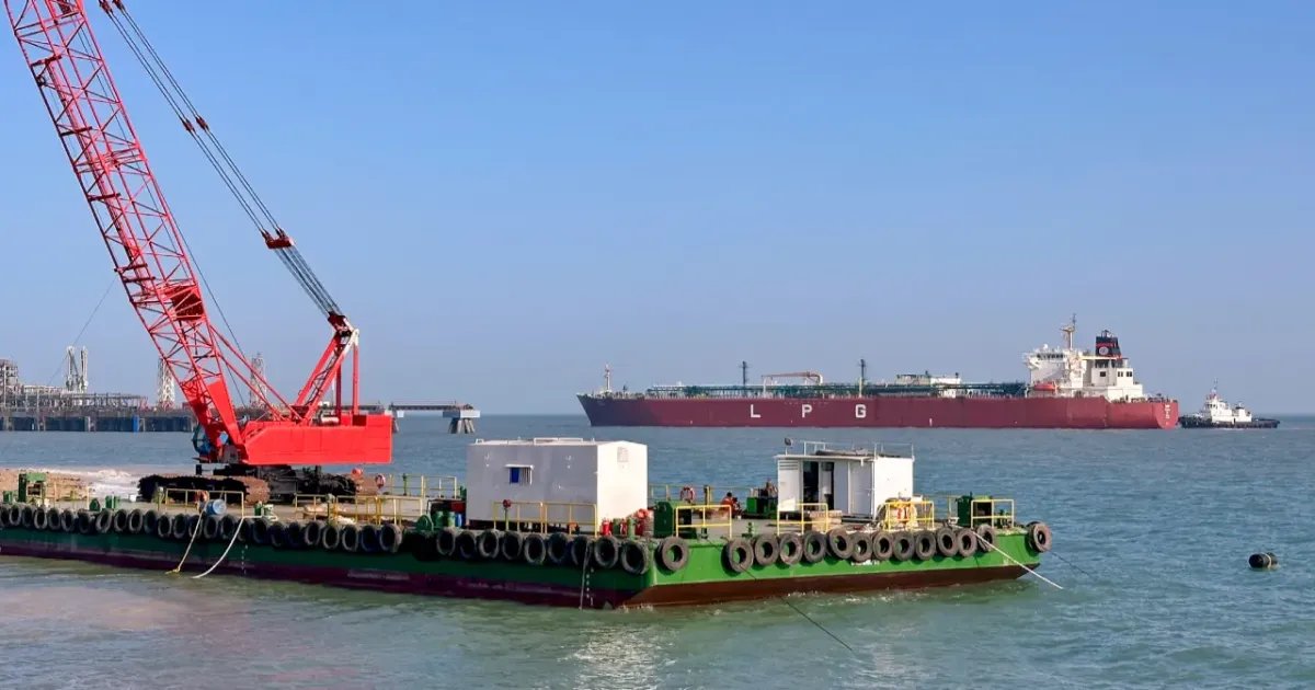 होर्मुज की जलसंधि में फंसी 22 भारतीय जहाज और 611 क्रू सुरक्षित, LPG की लोडिंग-पोर्ट पर जारी: केंद्र