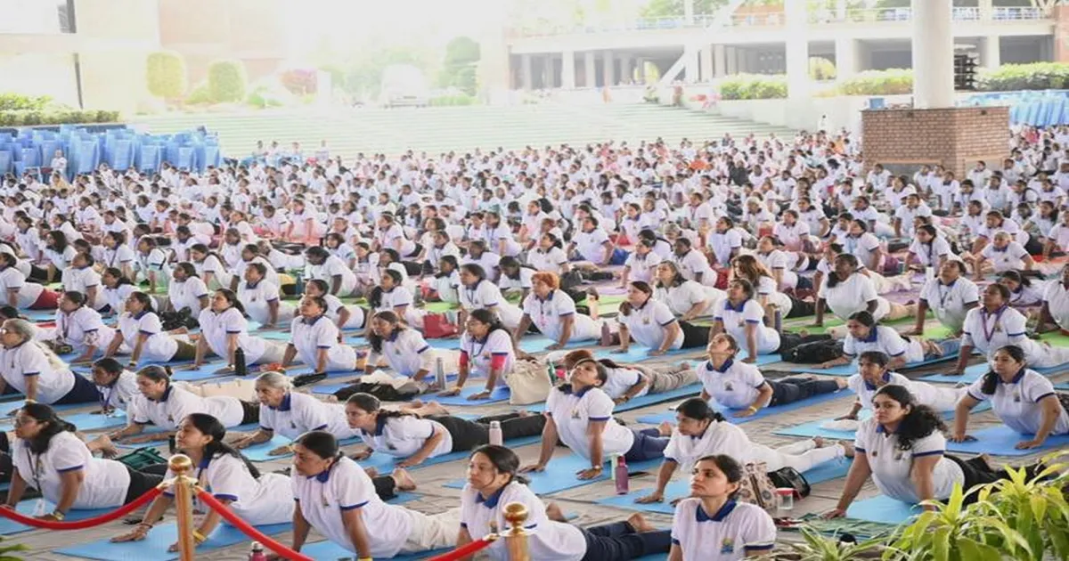 हैदराबाद में योग महोत्सव, 6,000 से अधिक लोगों ने भुजंगासन कर बनाया एशिया रिकॉर्ड