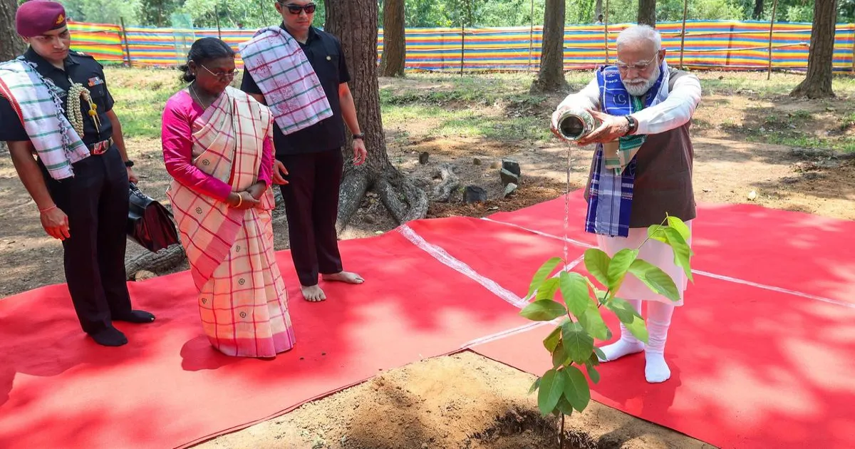 राष्ट्रपति द्रौपदी मुर्मू के ससुराल गांव पहुंचे पीएम मोदी, आदिवासी संस्कृति और परंपराओं से हुए रूबरू