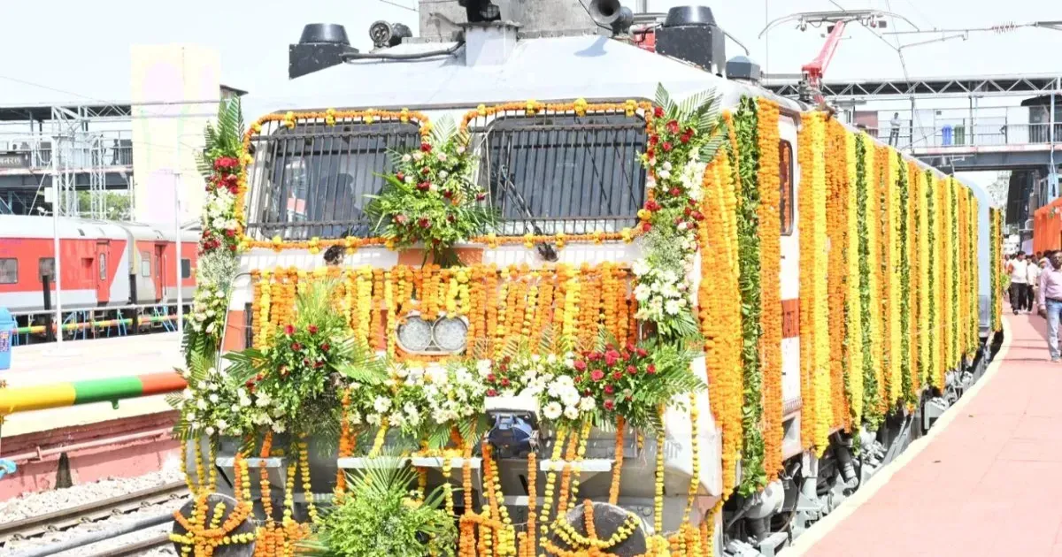 रेल मंत्री अश्विनी वैष्णव ने तीन नई ट्रेनों को दिखाई हरी झंडी, जानिए रूट और पूरी जानकारी