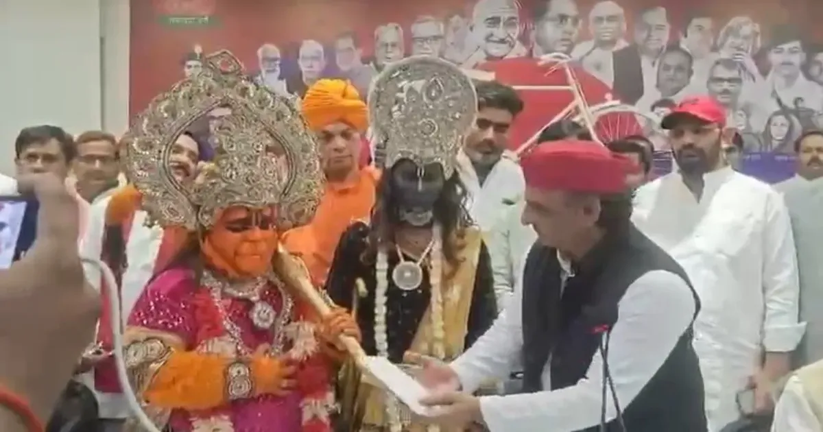 अखिलेश यादव की प्रेस कॉन्फ्रेंस में राम-हनुमान के जयकारे, बोले- यह चढ़ावा चोरी नहीं होगा; योगी सरकार पर साधा निशाना