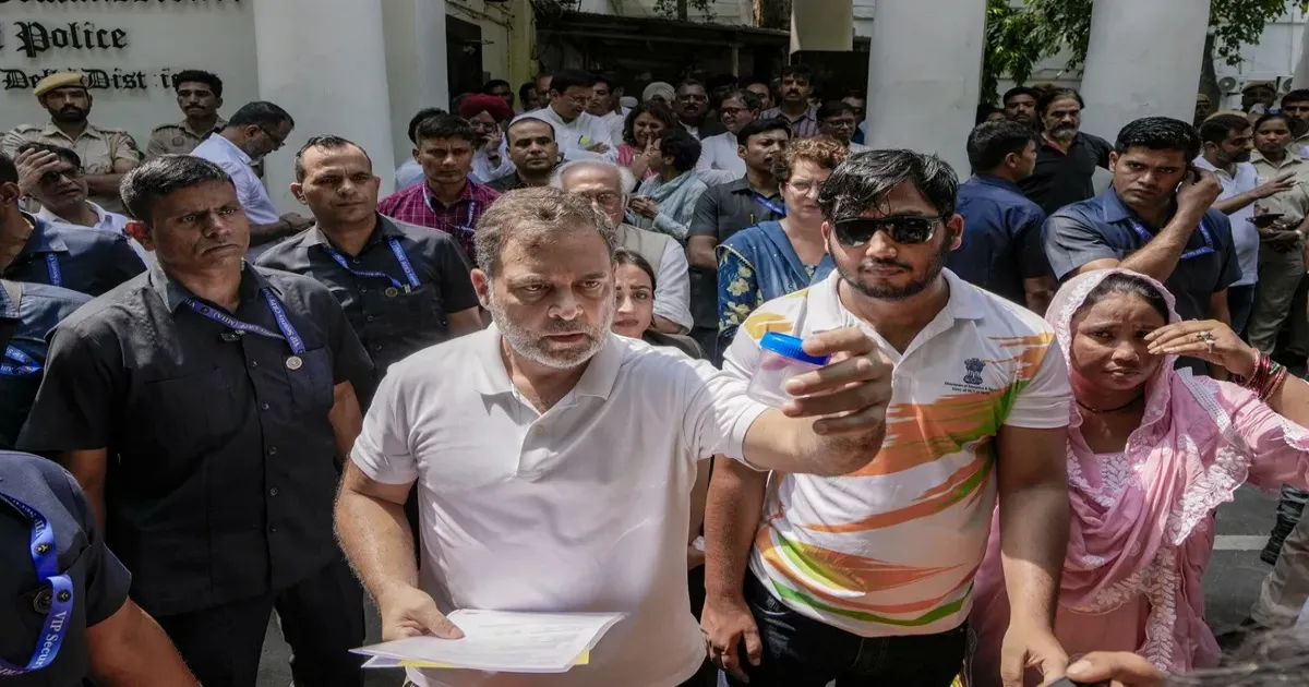 पैलेट गन से घायल युवक की शिकायत पर दिल्ली पुलिस ने दर्ज की एफआईआर, राहुल गांधी का थाने के बाहर धरना