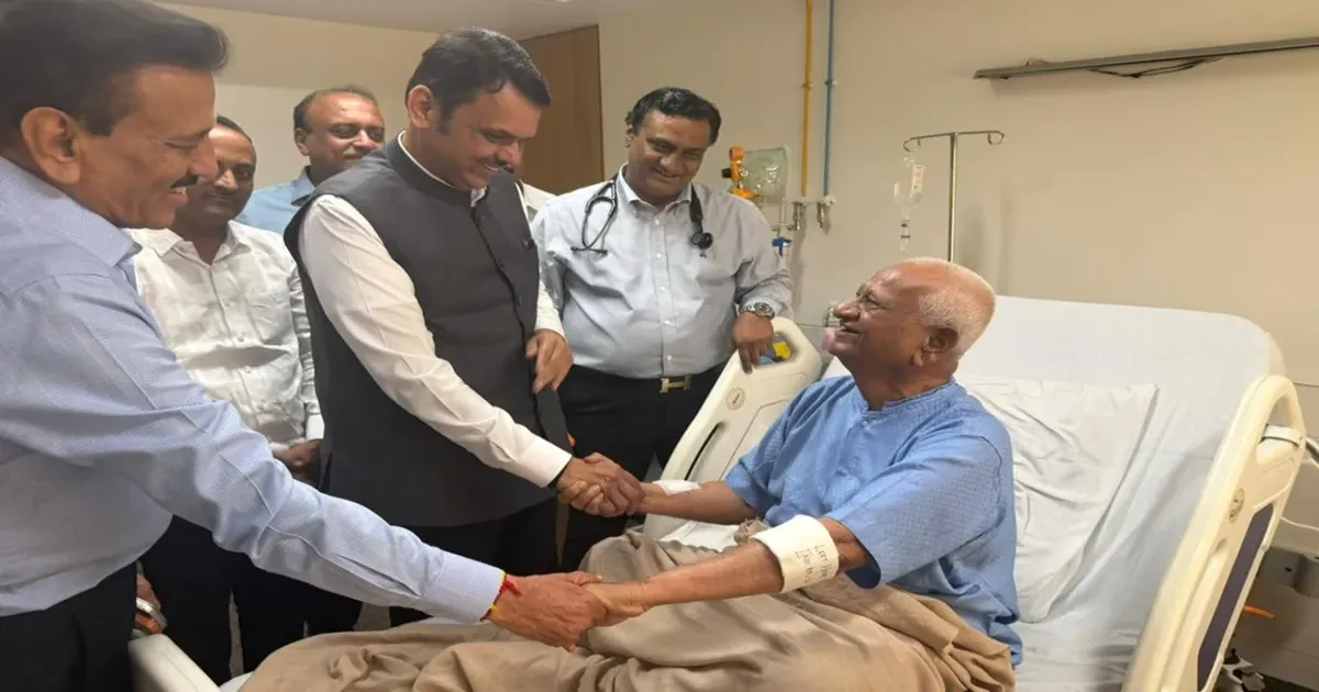 देवेंद्र फडणवीस ने अस्पताल में अन्ना हजारे से की मुलाकात, दी लंबी उम्र की शुभकामना