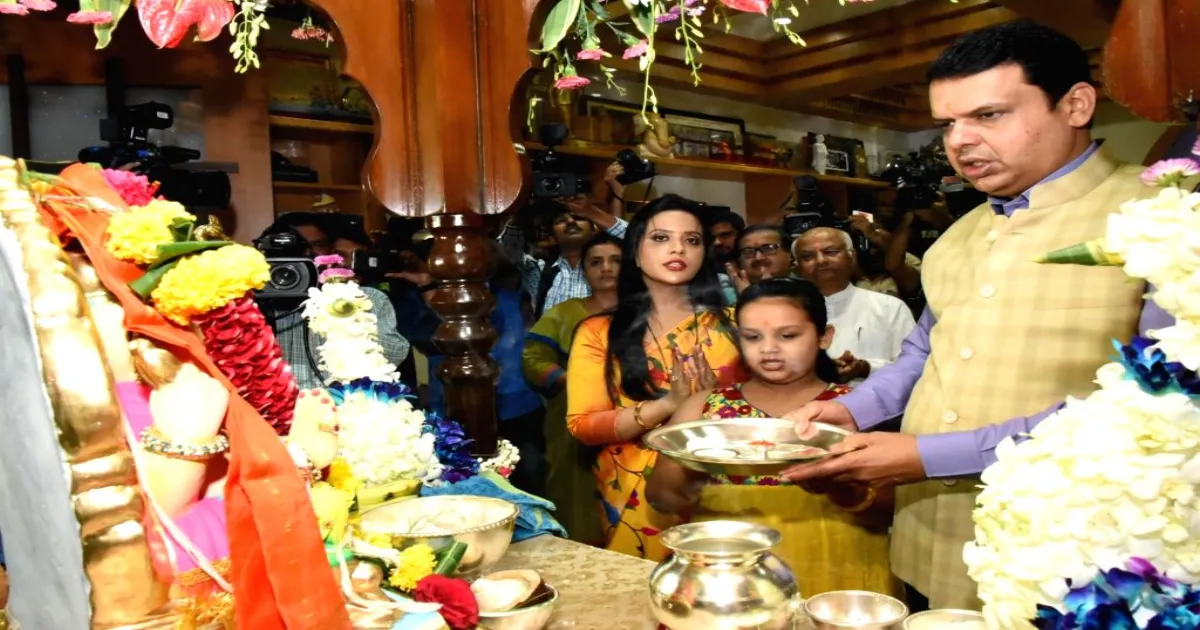 गणेश चतुर्थी 2025: मुख्यमंत्री देवेंद्र फडणवीस ने परिवार संग वर्षा निवास पर गणपति बप्पा की आरती की