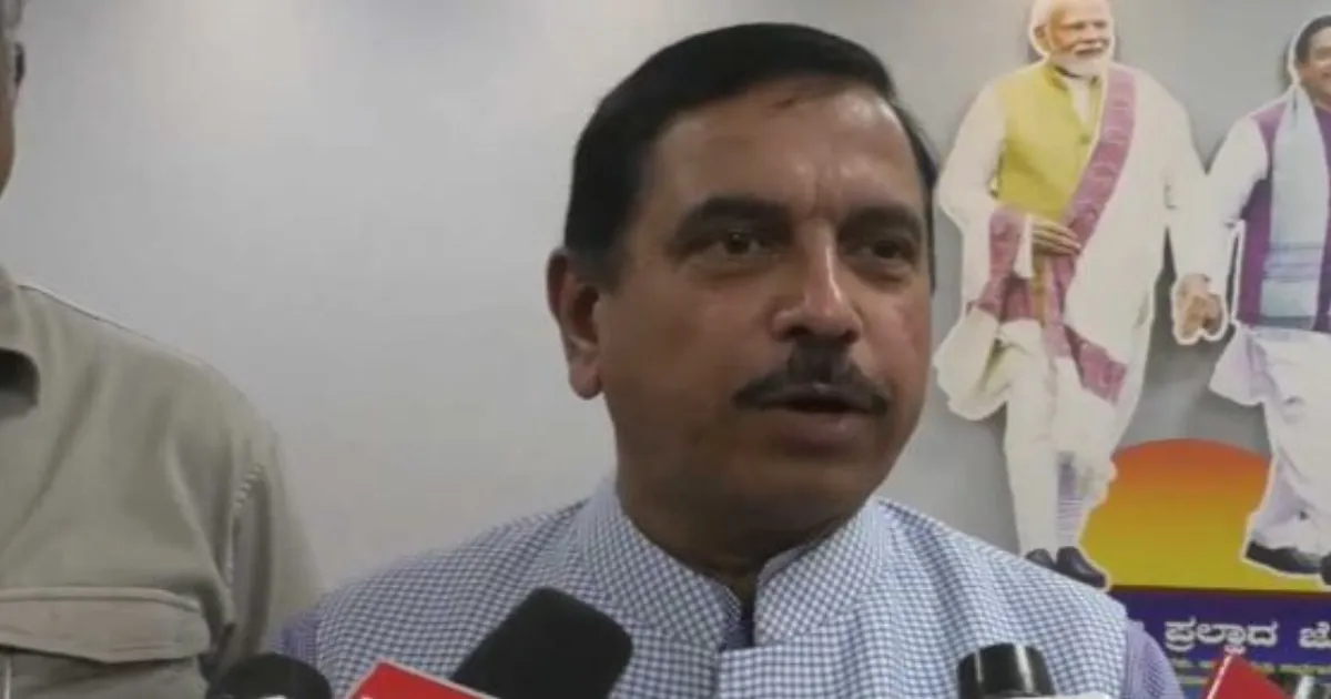 प्रह्लाद जोशी ने कर्नाटक पुलिस से पूछा सवाल, सीईओ कार्यालय के बाहर धरने को लेकर उठाई आपत्ति