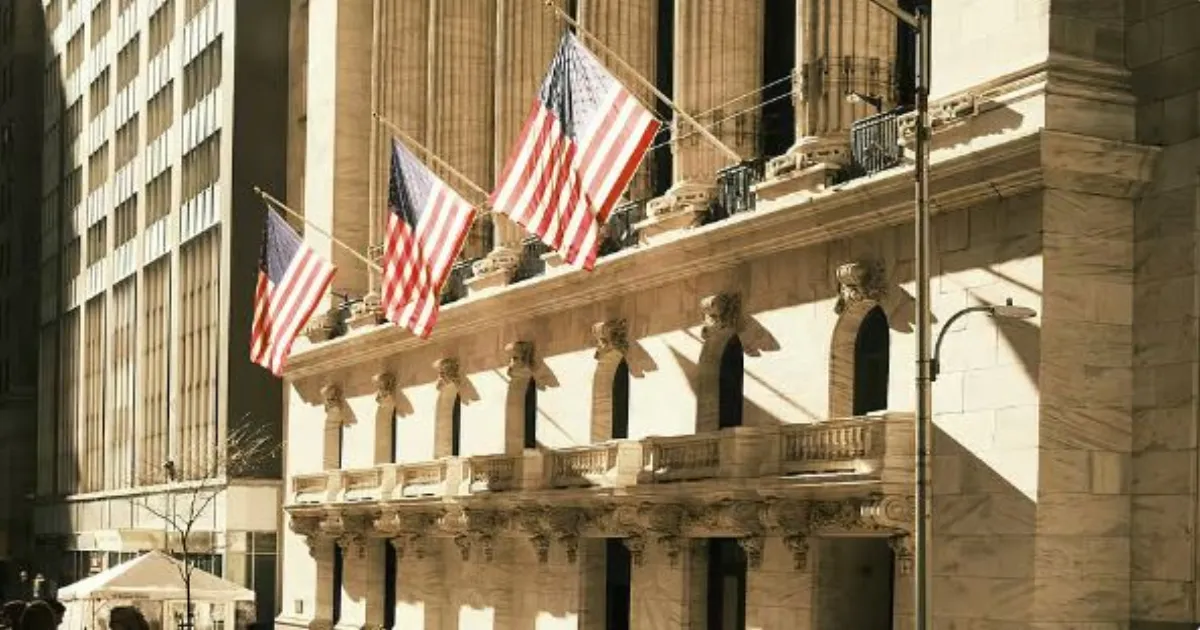 अमेरिकी शेयर बाजार में गिरावट: डाउ रिकॉर्ड ऊंचाई से फिसला, नैस्डैक में 1% से अधिक की गिरावट