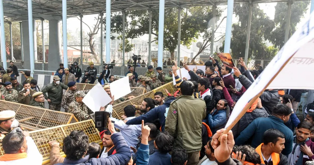 बांग्लादेश में अशांति के बीच भारतीय छात्र की पीड़ा: हिंदू से ज़्यादा भारतीय होने पर डर लगता है