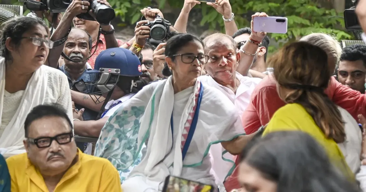 धरने में ममता बनर्जी के साथ क्यों नहीं दिखे TMC के अधिकांश सांसद-विधायक? उठने लगे सवाल