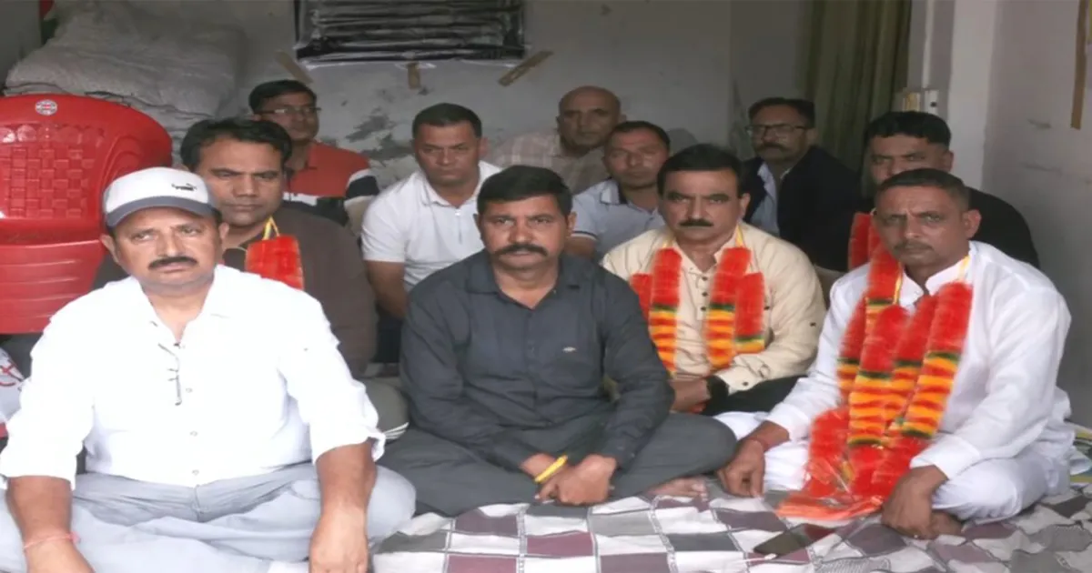 हिमाचल में प्राथमिक शिक्षकों की क्रमिक भूख हड़ताल तीसरे दिन भी जारी, स्कूल कॉम्प्लेक्स व्यवस्था वापस लेने की मांग