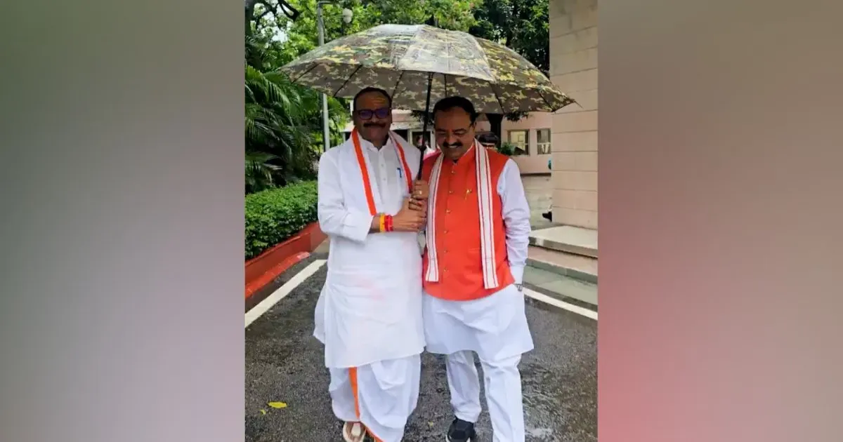 एक ही छाते के नीचे दिखे केशव प्रसाद मौर्य और बृजेश पाठक, वीडियो शेयर कर विपक्ष पर साधा निशाना